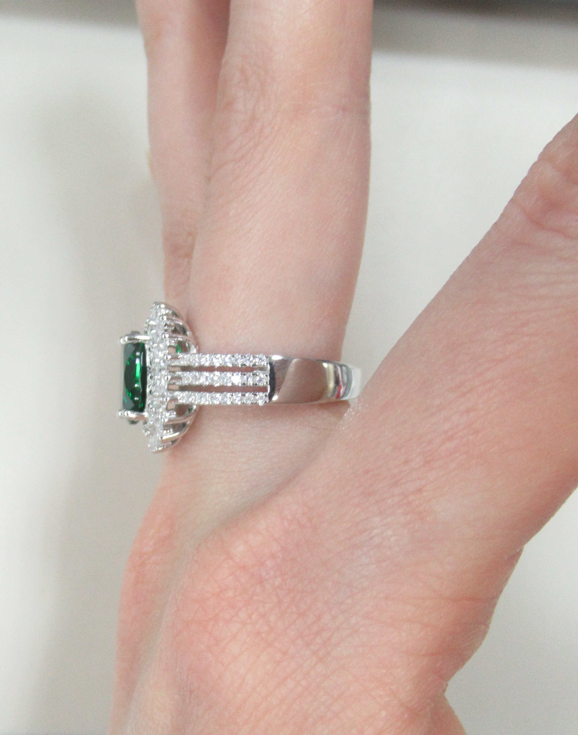 Серебряное кольцо с выращенным изумрудом